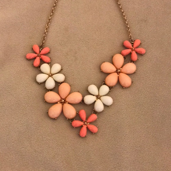 Flower necklace - Picture 2 of 5